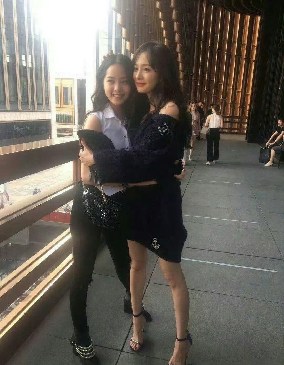 终于明白杨幂为什么叫杨不修了，给姐拍照的摄影师一定很省事吧[跪了]​​​