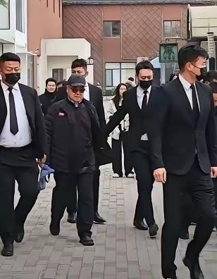 这是两个完全不一样的人，一个是著名作家，大学教授、知识分子，一个是草根明星、农