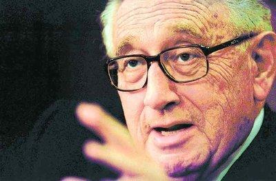 基辛格是地道的犹太人后裔，当德国人把他的13个亲戚全都送进毒气室时，母亲做了个惊