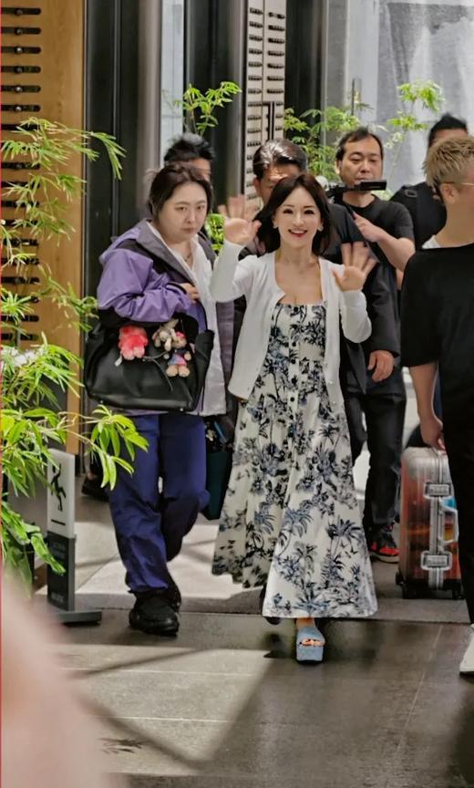 全日本人都在猜她两个儿子的爸爸是谁，她没有结婚，却先后生了2和儿子，至今没有公布