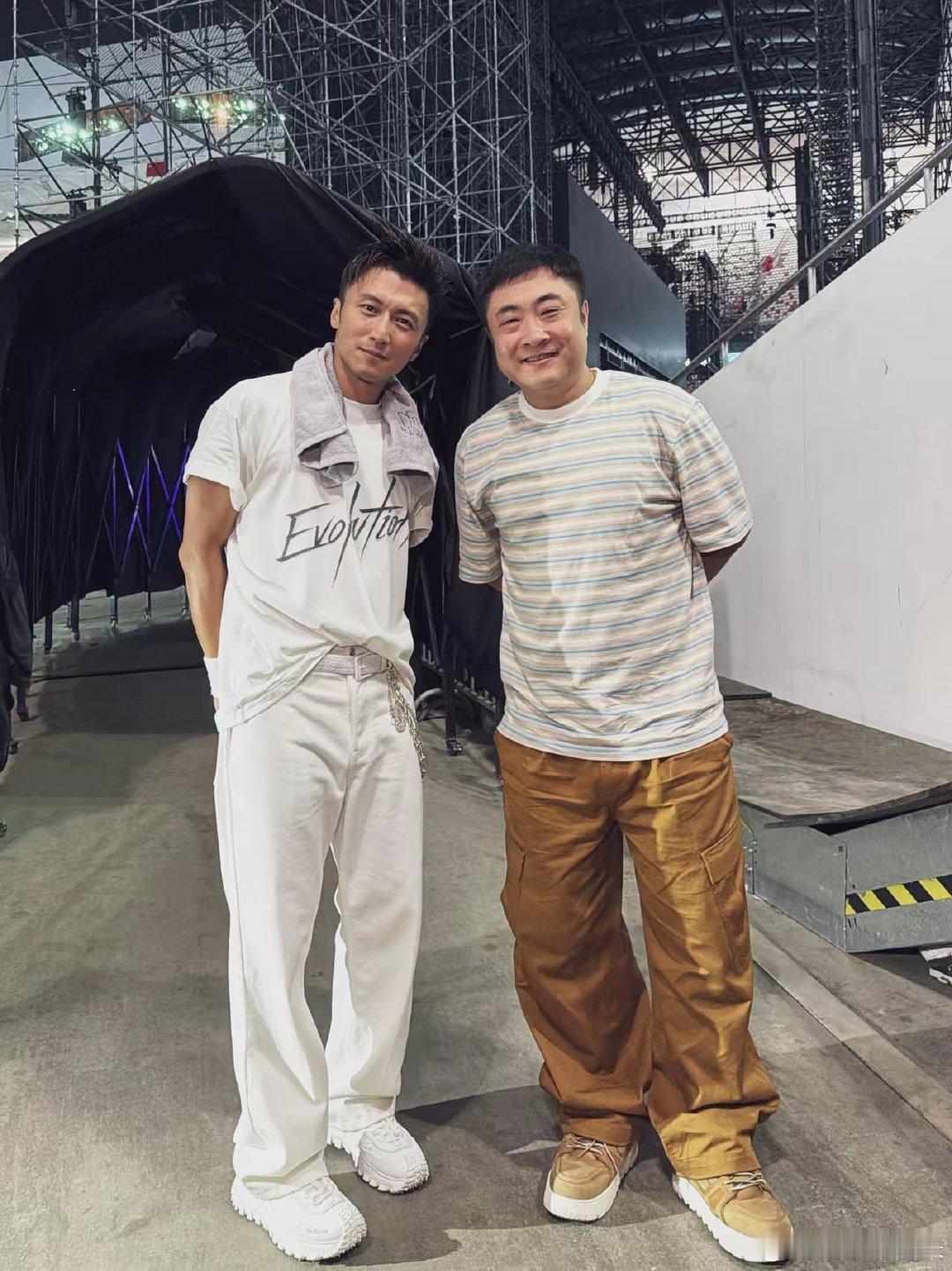 都说谢霆锋矮，但是事实真是如此吗？早年网上就流传他个子矮小，但是你从他各种路拍照和其他人的同框照来看