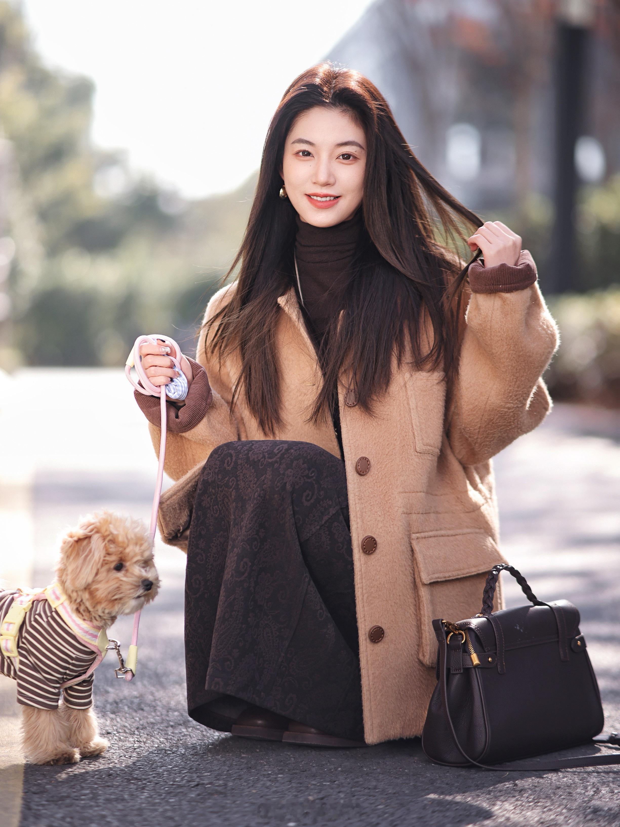 保暖届尖子生是谁？！请跟粒粒念：100骆驼绒大衣！！！撞色设计蛮复古吧～暖和又