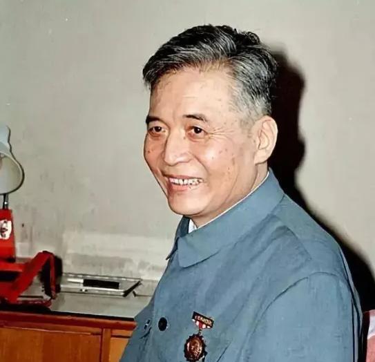 1986年，弥留之际的邓稼先向中央提出一份建议书，指出世界上的核弹理论水平接近极