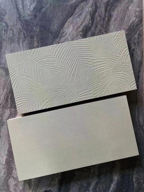 男子年会抽中9988元手机，拆盒瞬间破防，拆盒发现竟然是瓷砖！太气人了！2月5