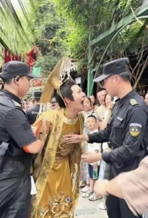 郑国霖被拦景区外不是剧本。真的被这段景区名场面笑到了，没有提前编排剧本，完