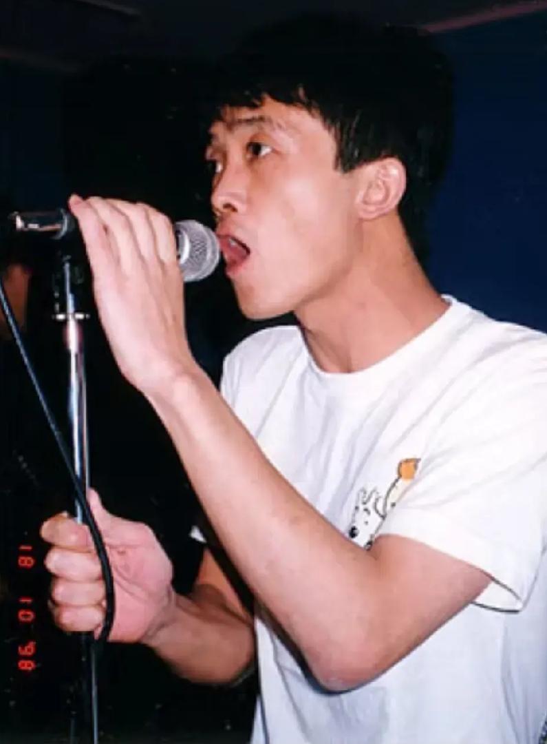 摇滚歌手、“魔岩三杰”之一何勇的父亲是著名三弦演奏家何玉生，他引导并支持儿子走上