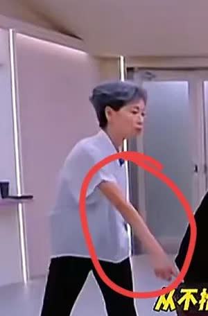 终于知道为什么叶童跳舞很奇怪了，不是因为她不会跳舞，也不是因为她年纪大了，