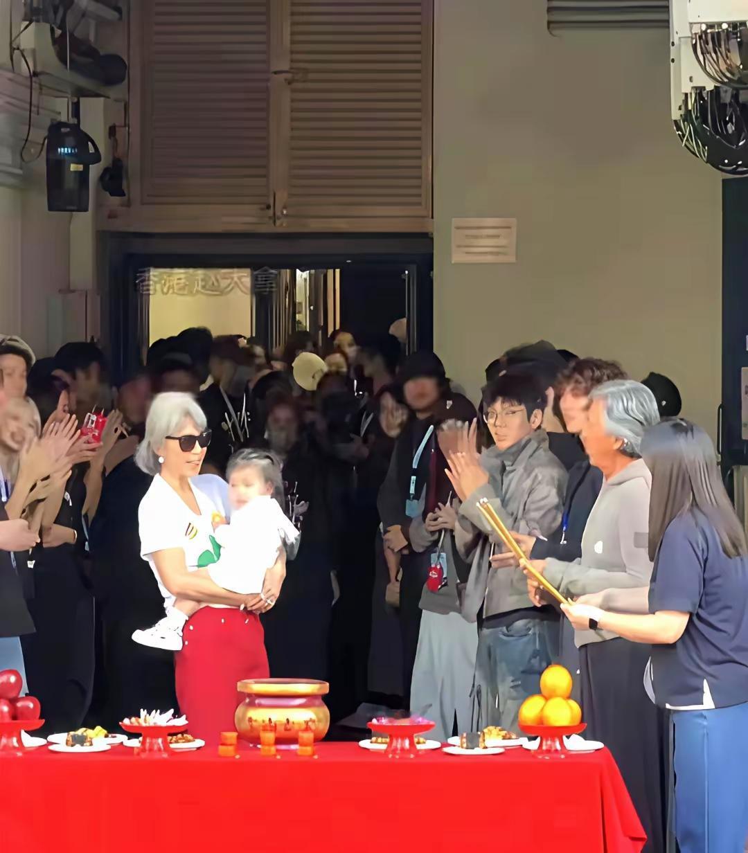 叶倩文这段故事，看一次眼眶热一次。当年港媒追着骂她“自私”，说她不肯生娃，