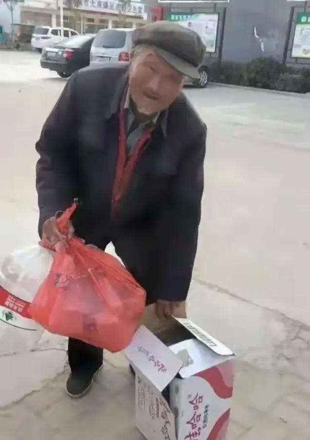 看一次落泪一次，烈士任泉伟的老父亲捡破烂34年，才来到了儿子墓前。山东老汉佝