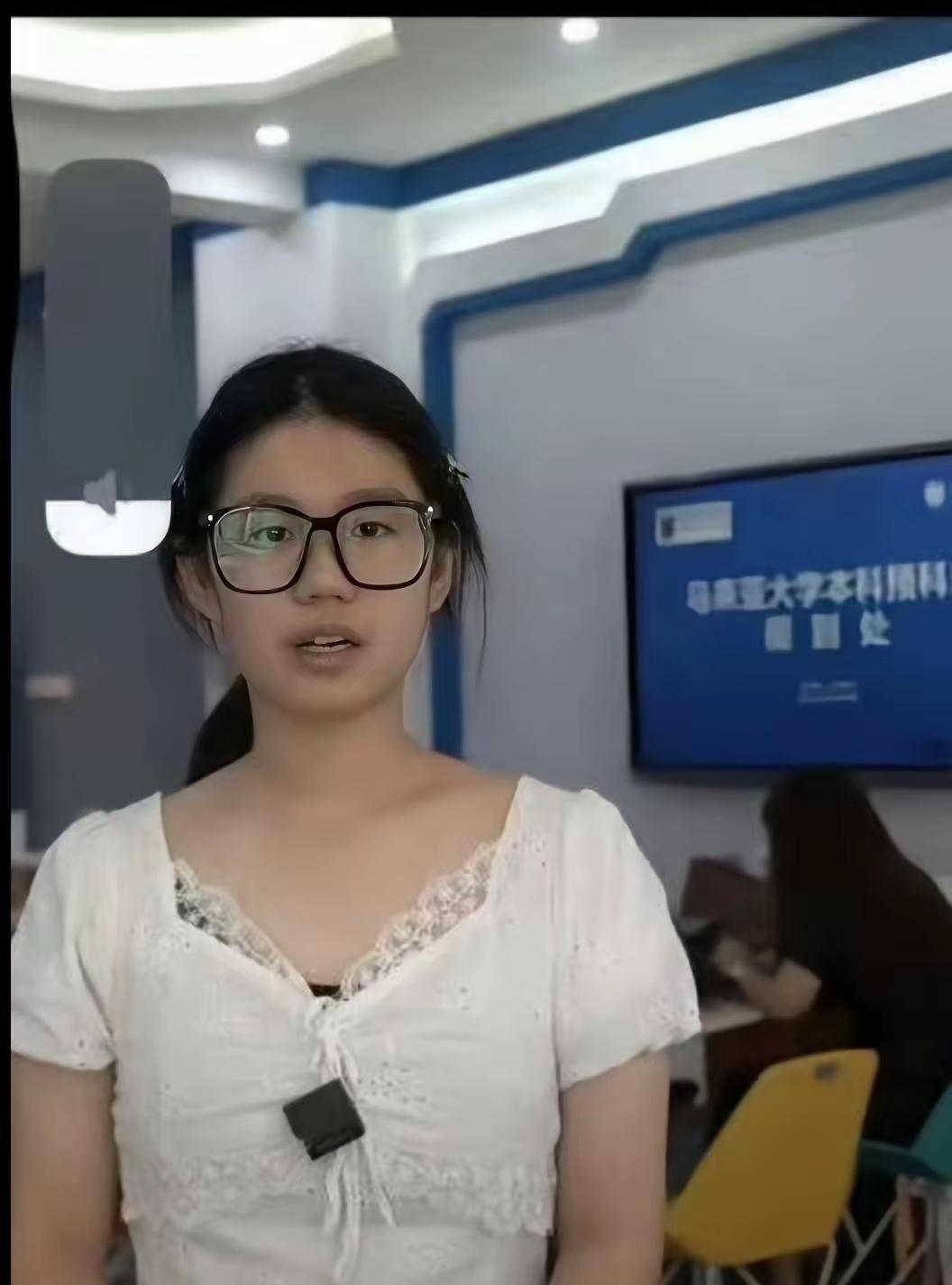 这名小仙女原名陈锦婷，福建厦门人。看过她本人照片，戴着黑框眼镜，算不上盛世美颜，
