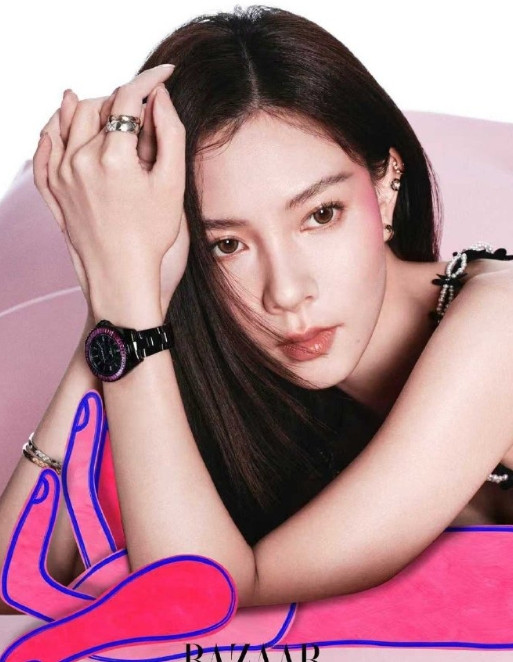 宋妍霏腮红打到太阳穴宋妍霏这波妆容太敢了！腮红从颧骨一路延伸到太阳穴，像给脸颊