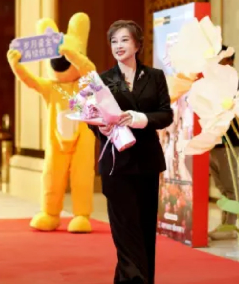 现在想想李小冉还真是挺勇的,吆喝刘晓庆好几回。这一季的刘嘉玲在刘晓庆面前都自称后