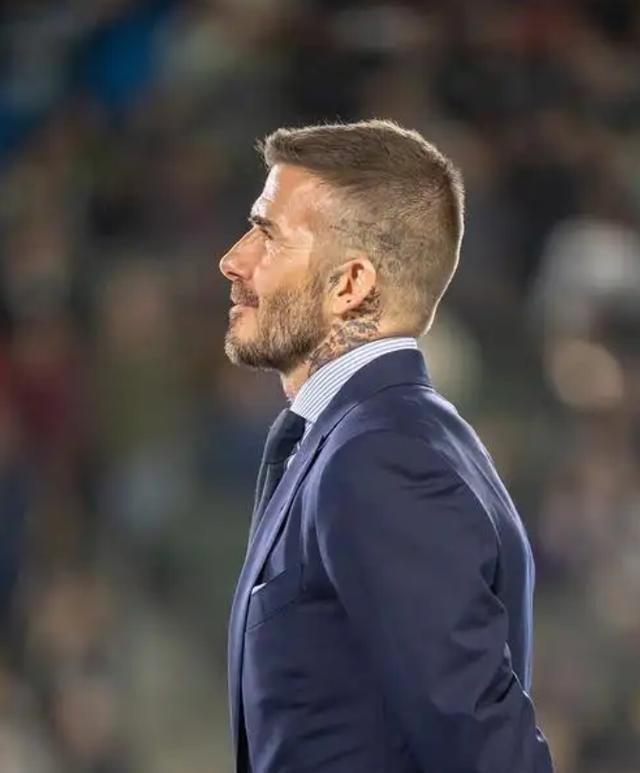 谁能想到，贝克汉姆16年前签的一份合同条款，竟让他躺着赚了上亿美元。一个踢