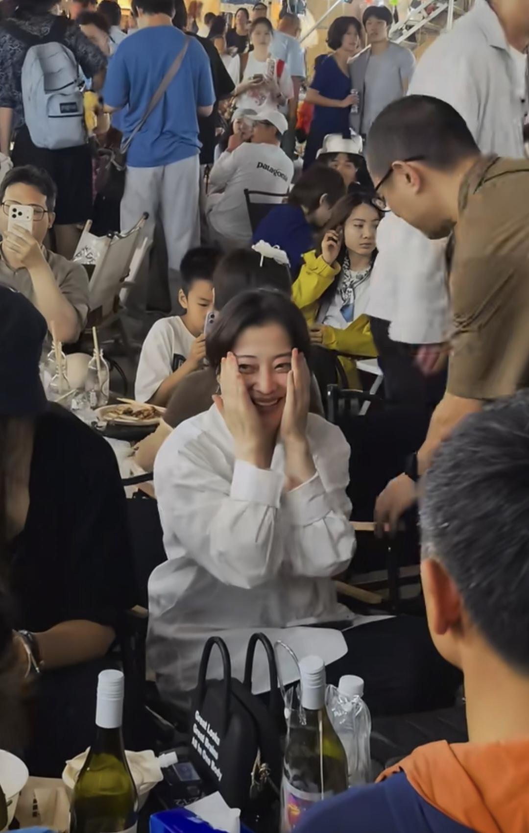 梅婷秦皇岛阿那亚吃饭，旁边坐着演员春晓，还有老公曾剑，梅婷一袭白色裙子优雅