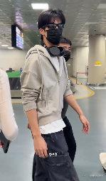 宋威龙到釜山了宋威龙出发亚洲内容大赏宋威龙踏上去往釜山的行程参与奖项角逐，塑造