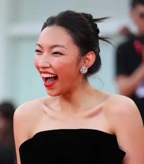 查查查！让子弹飞一会吧！戴230万耳环的黄杨钿甜被举报时，相关单位说，正在调查