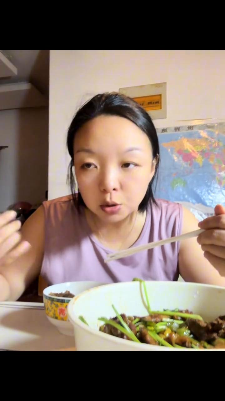 称是五十九点四五，看一下这个，上去九点五吃饭，两个煎蛋，魔芋面，这里小菜，葡萄，
