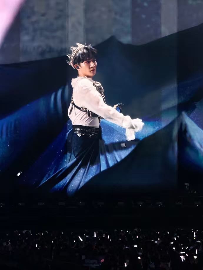 周深香港上座率口碑发酵的必然结果！香港演唱会现场人气沸腾，一票难求的盛况便是对