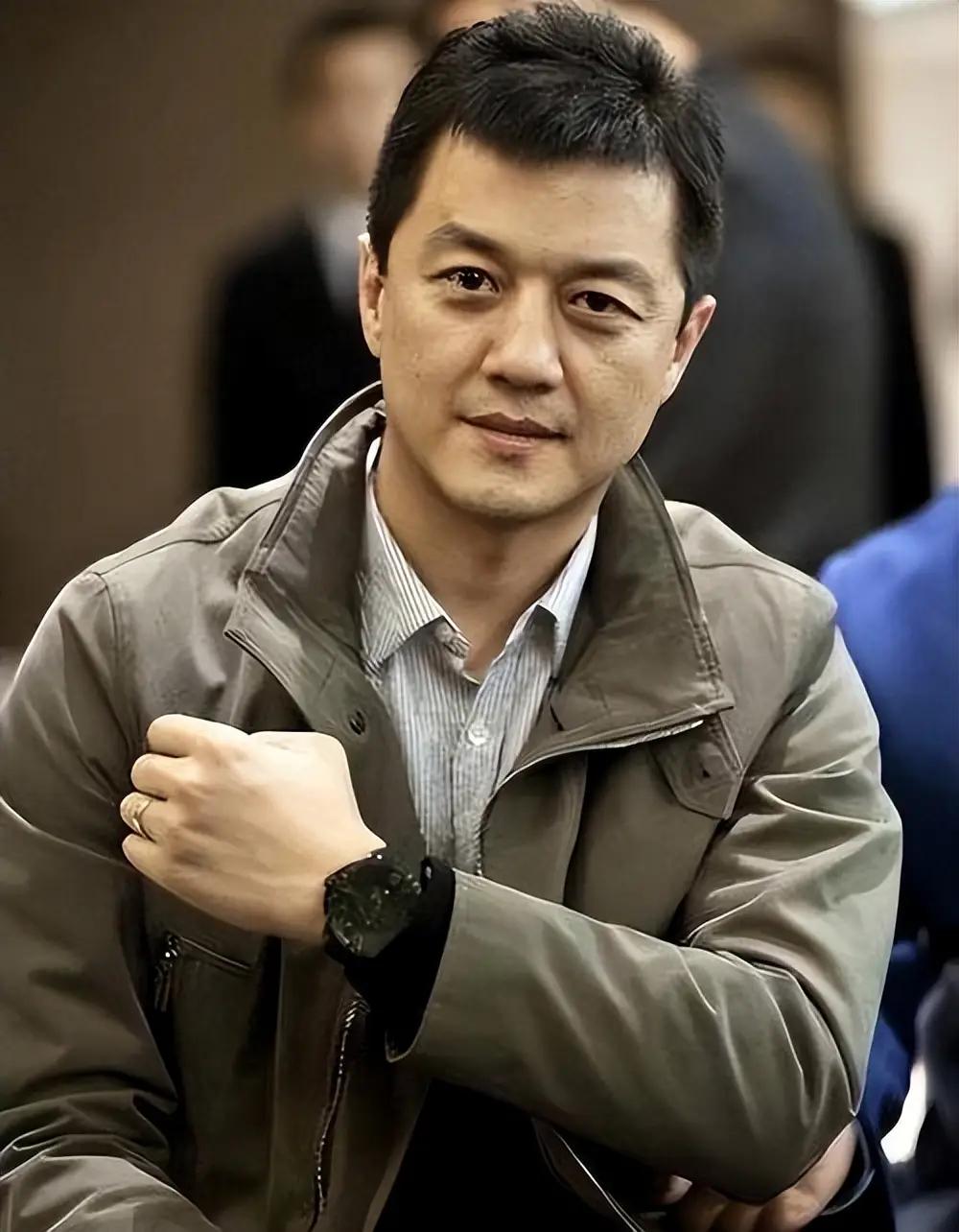 李亚鹏要翻盘了！曾经负债遭全网嘲讽，今朝拿下比亚迪代言，一句广告词戳破成年人翻