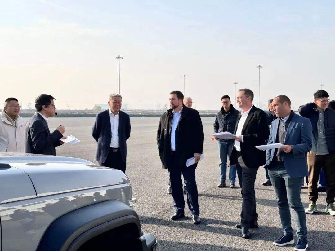 汽车资讯近日，神龙汽车官方公众号发布，12月15日，Jeep全球产品负责人马修