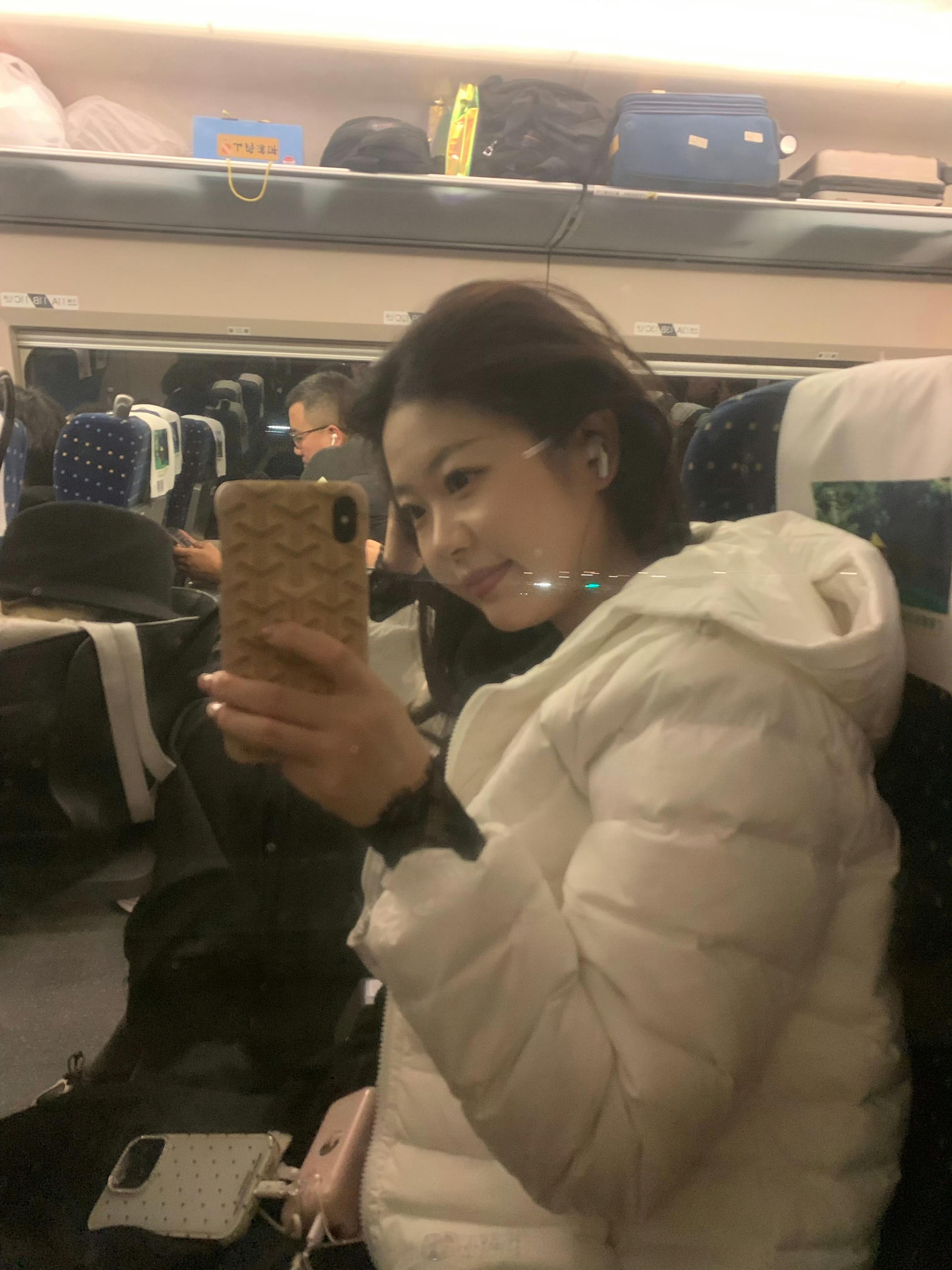 高铁上的有钱人也还在用iPhoneXs。