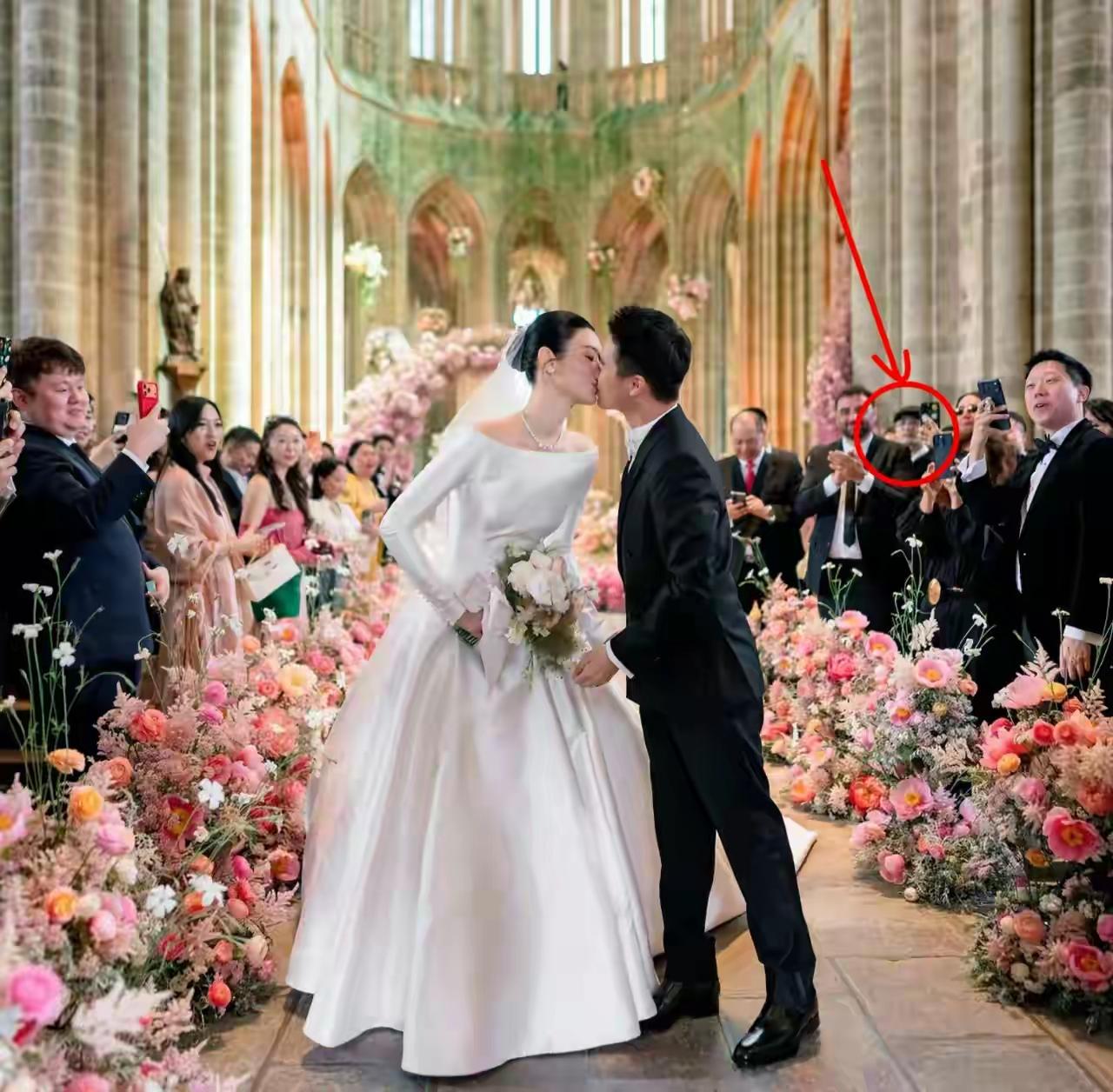 何猷君婚礼伴郎团，真是中西合璧，另奚梦瑶的婚纱，剪裁的太棒了，像奥黛丽赫本