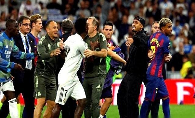 维尼修斯又吃黄牌了，这次不是因为抢断，是跟裁判吵了三分钟。皇马更衣室有人摇头，