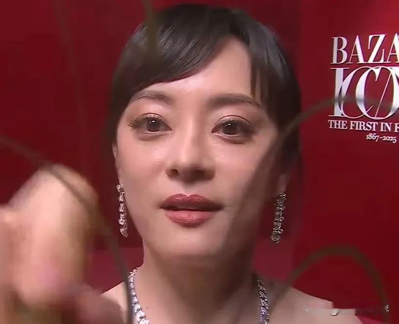 孙俪嘴唇下那颗标志性的痣不见了！是因为朱媛媛的缘故吗？要知道朱媛媛嘴角也有颗痣，