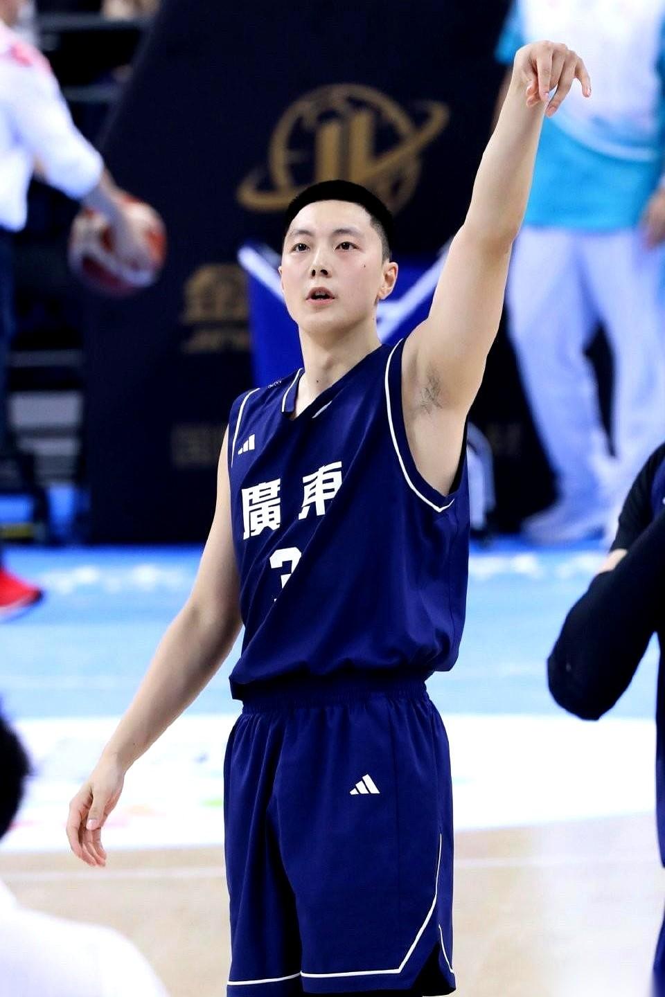 今晚这球看得我……怎么说呢，有点恍惚。一支队里，塞了三个队长，你敢信？现任的