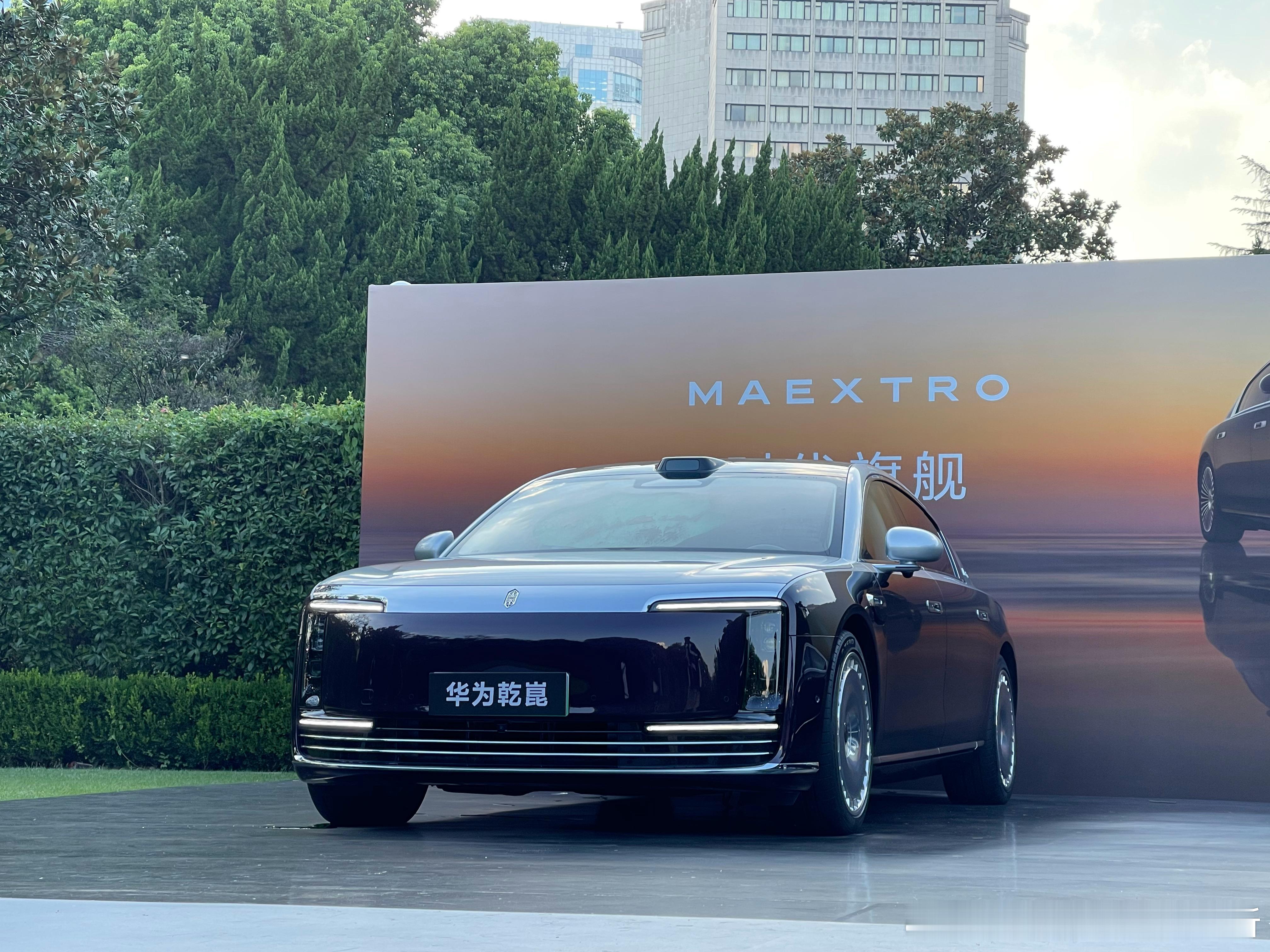 8月底拍了一组尊界S800的高清图：-外观，这个徽标绝对是加分的，类似很显然智