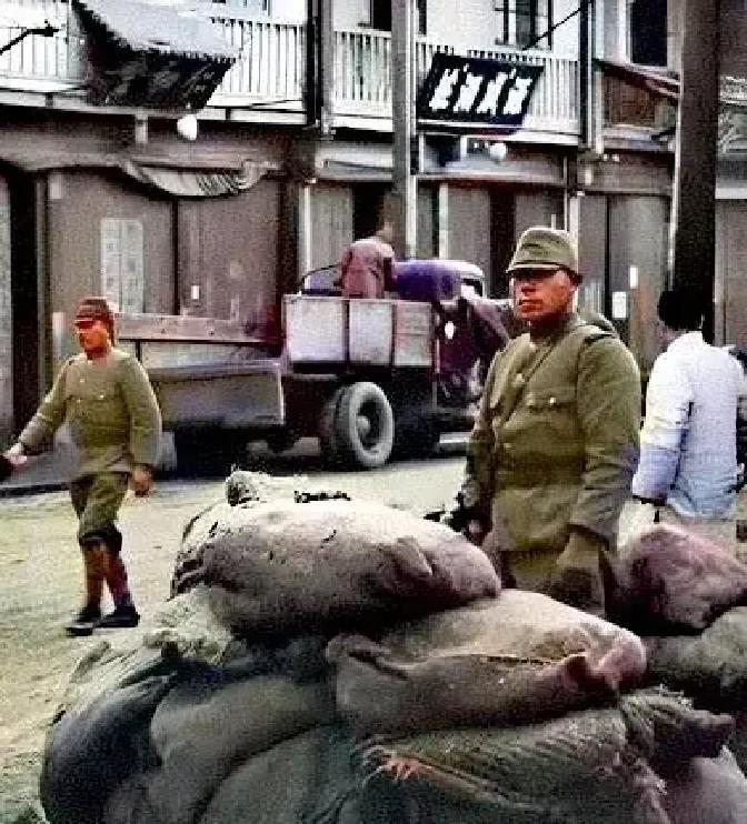 最近刷到个对比视频，把老照片里真实的侵华日军和《亮剑》里那些“鬼子”角色放一块儿