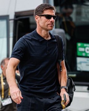 哈维·阿隆索在执教期间未能与球员建立联系，失去了他们的信任。但阿韦洛亚为更衣室带