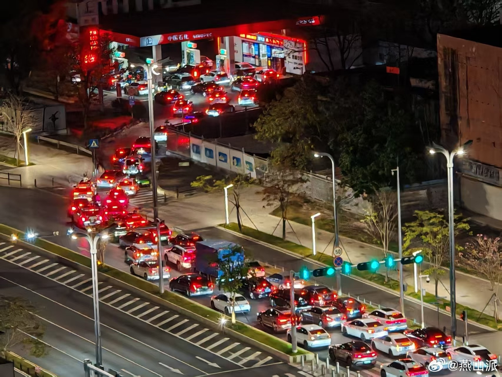 中国石化提示提前错峰加油买车十几年，第一次遇到整个朋友圈都在加油……早就问一句，