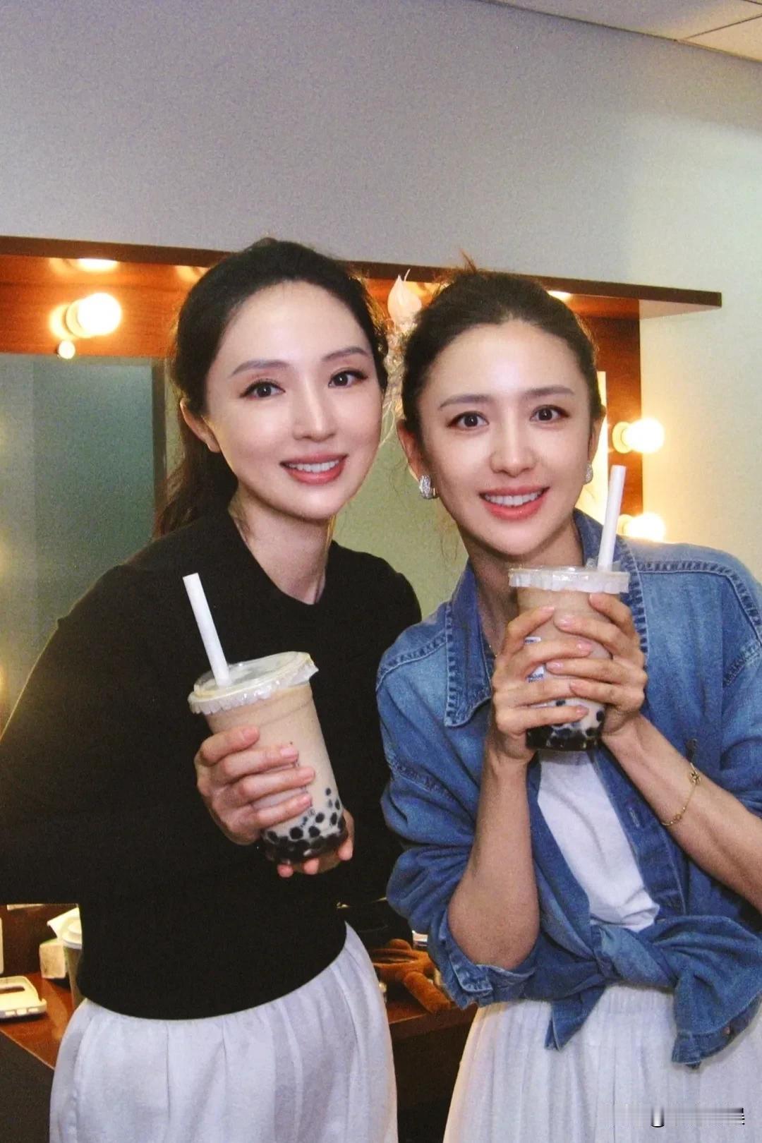 董璇晒和佟丽娅的同框照，真的有很像啊，怪不得被称为“内娱双胞胎”，还是关系好到如