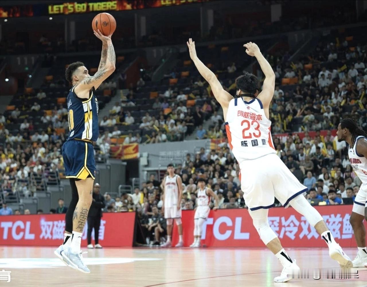 打得不像广东队！1.不像杜锋指挥昨晚广东宏远主场对阵广州龙狮，无论是上半场开