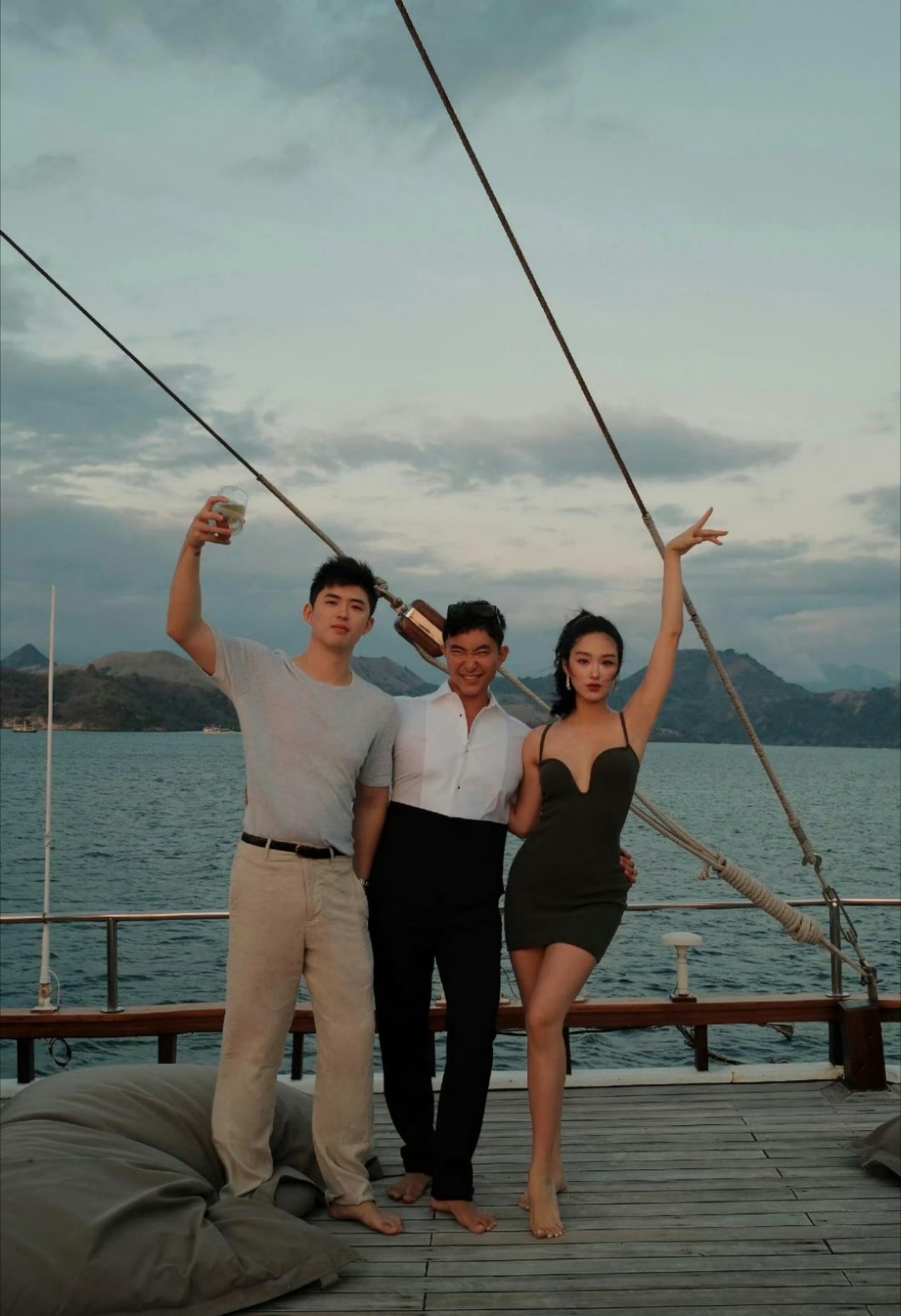 杨采钰首晒与老公合照杨采钰这个产后恢复太好了身材和