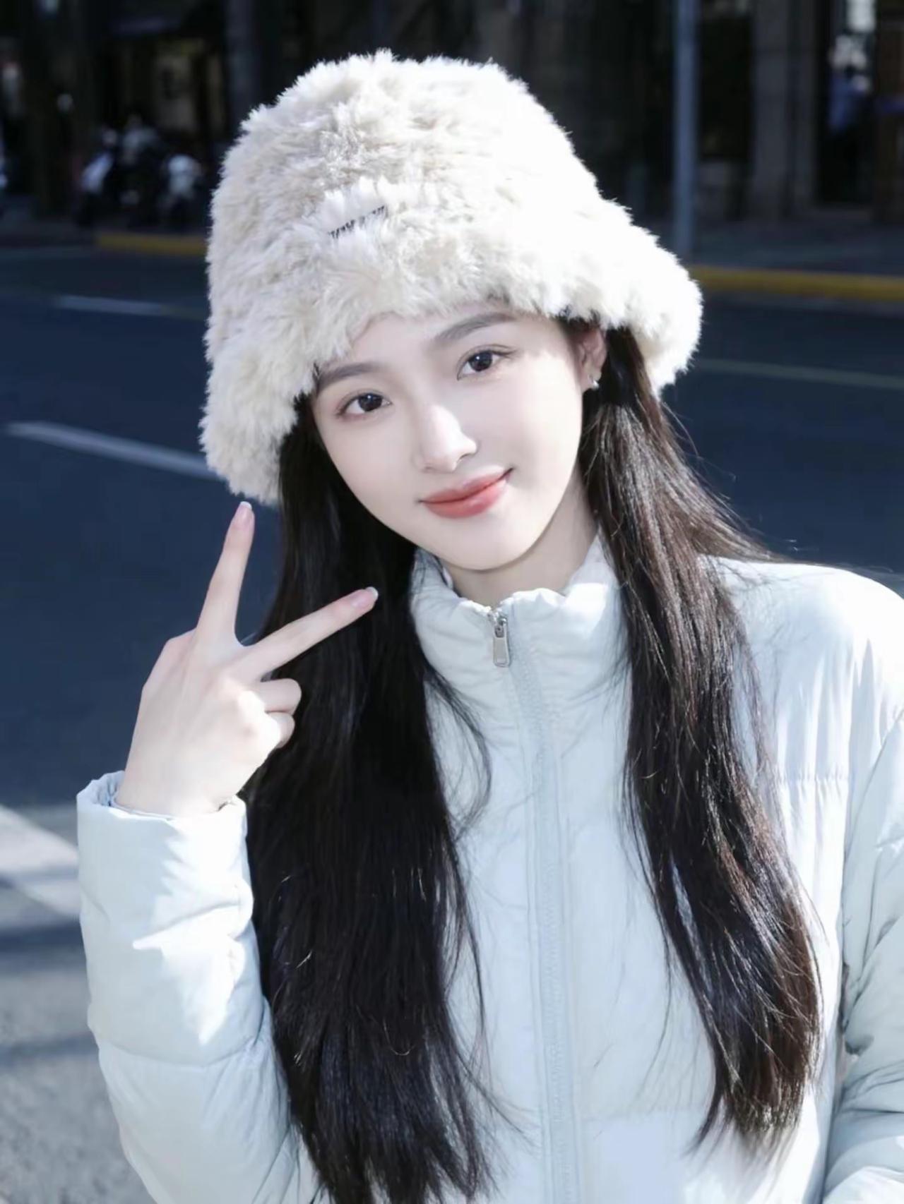 我还挺认同“花若盛开，蝴蝶自来”这句话的。就拿职场来说，那些努力提升自己专业技能