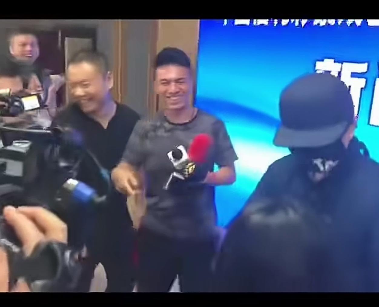 看出来了吗？旁边的工作人员，简直是喜笑颜开，似乎比中奖者还兴奋，纷纷上前握手沾喜