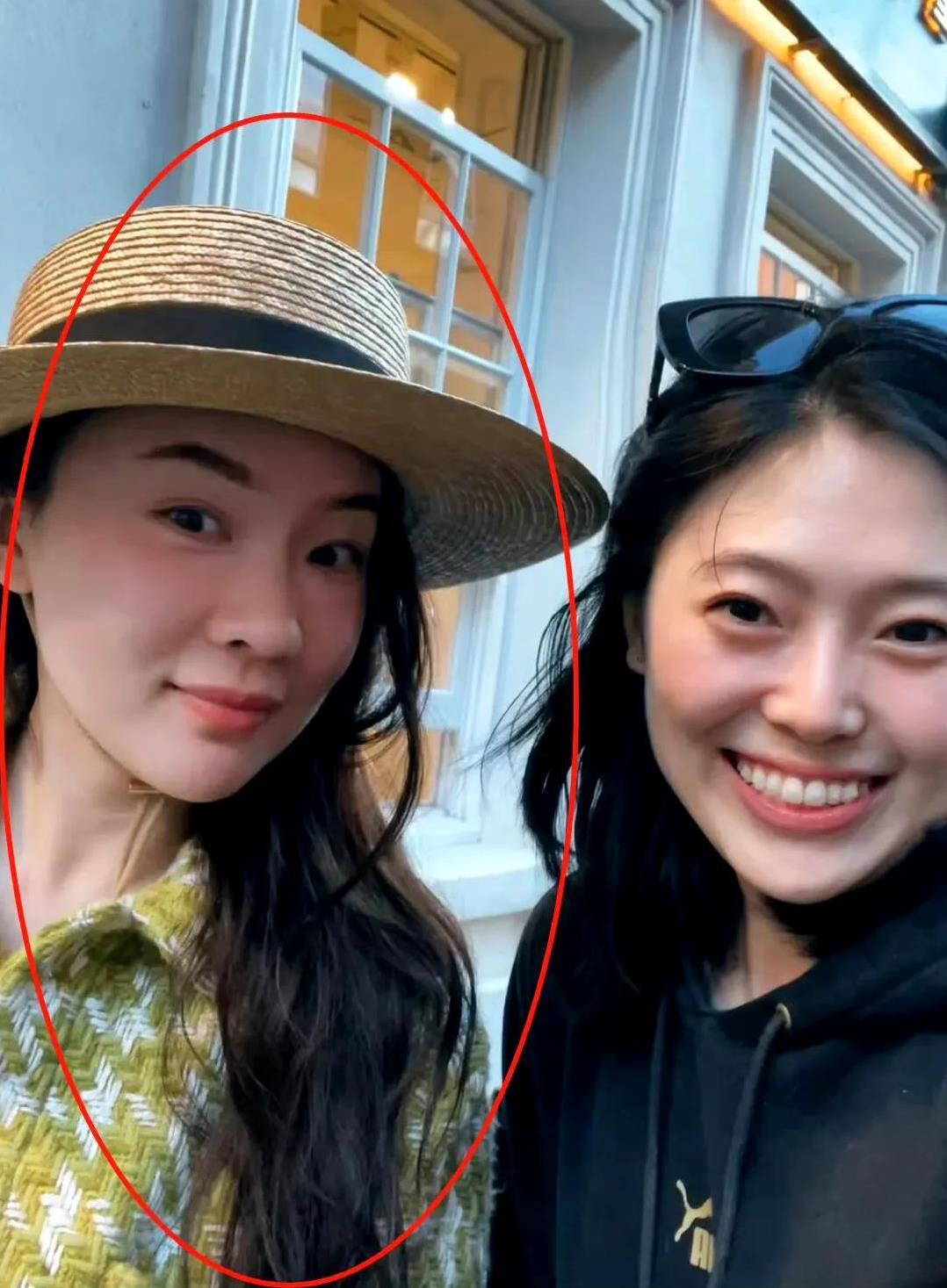 想不到霍思燕也是不上镜的那种，她本人比照片还要美。都说她美貌程度不亚于刘亦菲，甚