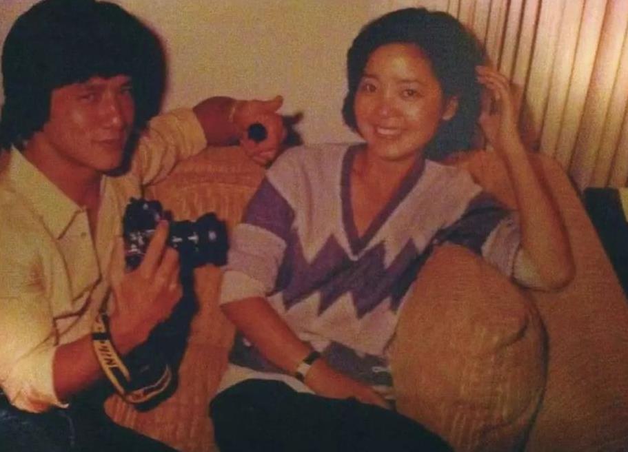 [点赞]1981年，邓丽君获奖，然而站在领奖台上的她突然发现，颁奖嘉宾竟然是成