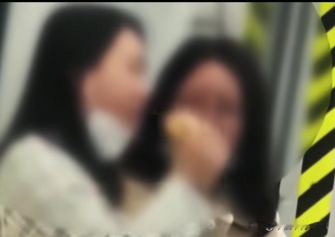 鸡西夫妻香港地铁吃口面包被罚1500，转头见老外狂炫零食没人管。黑龙江鸡西