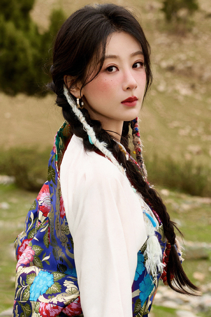 杨紫藏族少女妆面部轮廓面部年轻化藏袍配雀斑妆，高原红点缀，皮肤带着真实的粗
