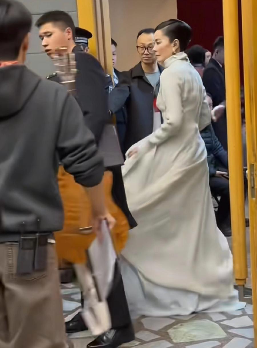 王菲现身26年央视春晚彩排后台，现场工作人员网友实拍图，演唱你我经历的一刻，看造