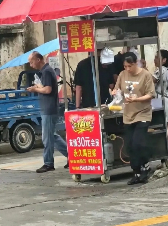 现在摆摊都这么卷了吗？