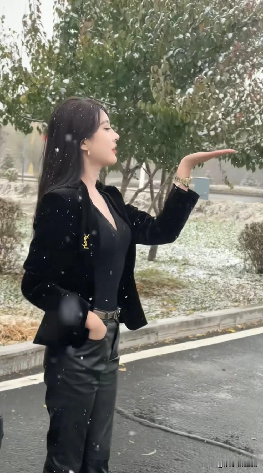 街拍，等待雪落下的一刻，倾听大自然最静谧的声音。​街拍街拍风光路人街拍明媚