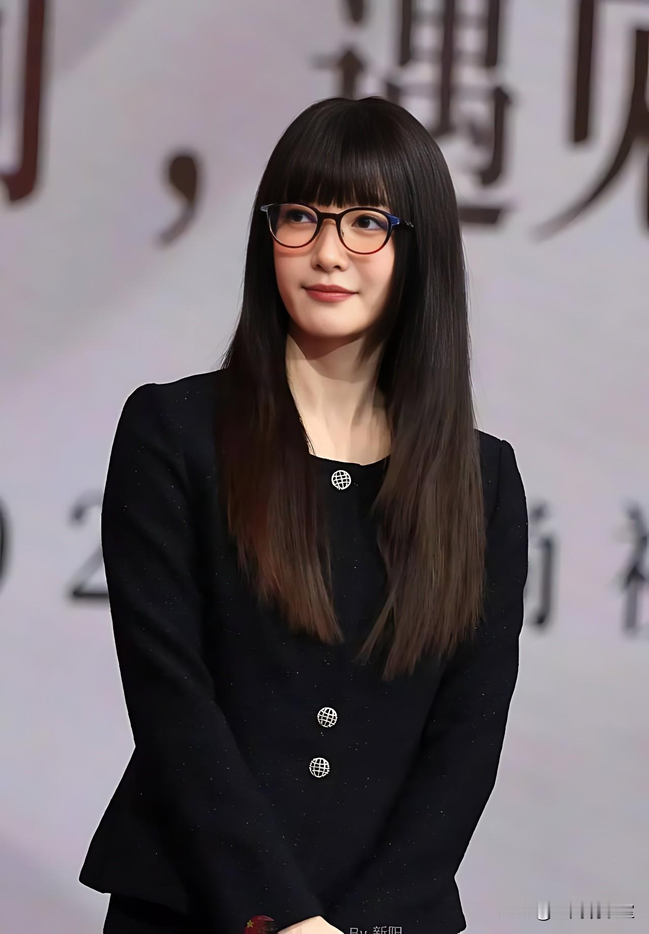 江疏影最新写真公开：又美又飒，简直绝了江疏影工作室发新写真了，大家...