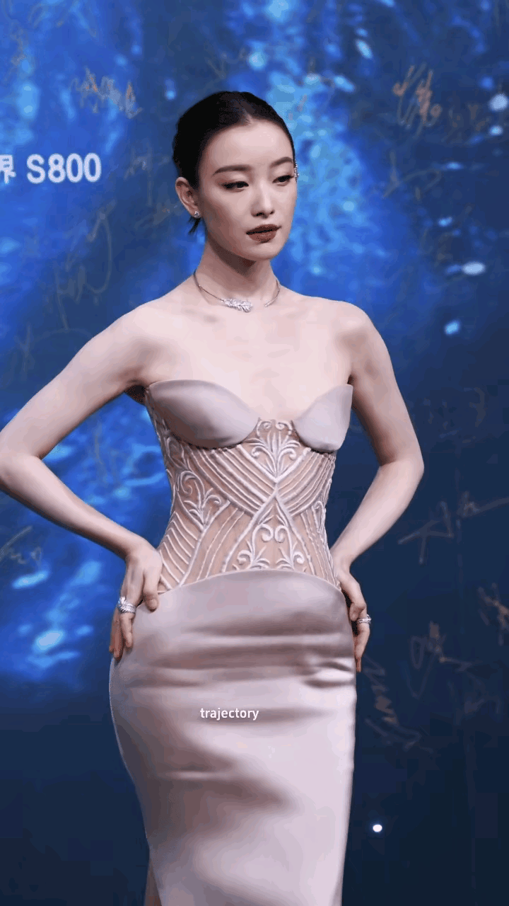 倪妮该换设计师了，这个裙子太不适合她了，以前还没觉得，穿上这身衣服，倪妮除了个子