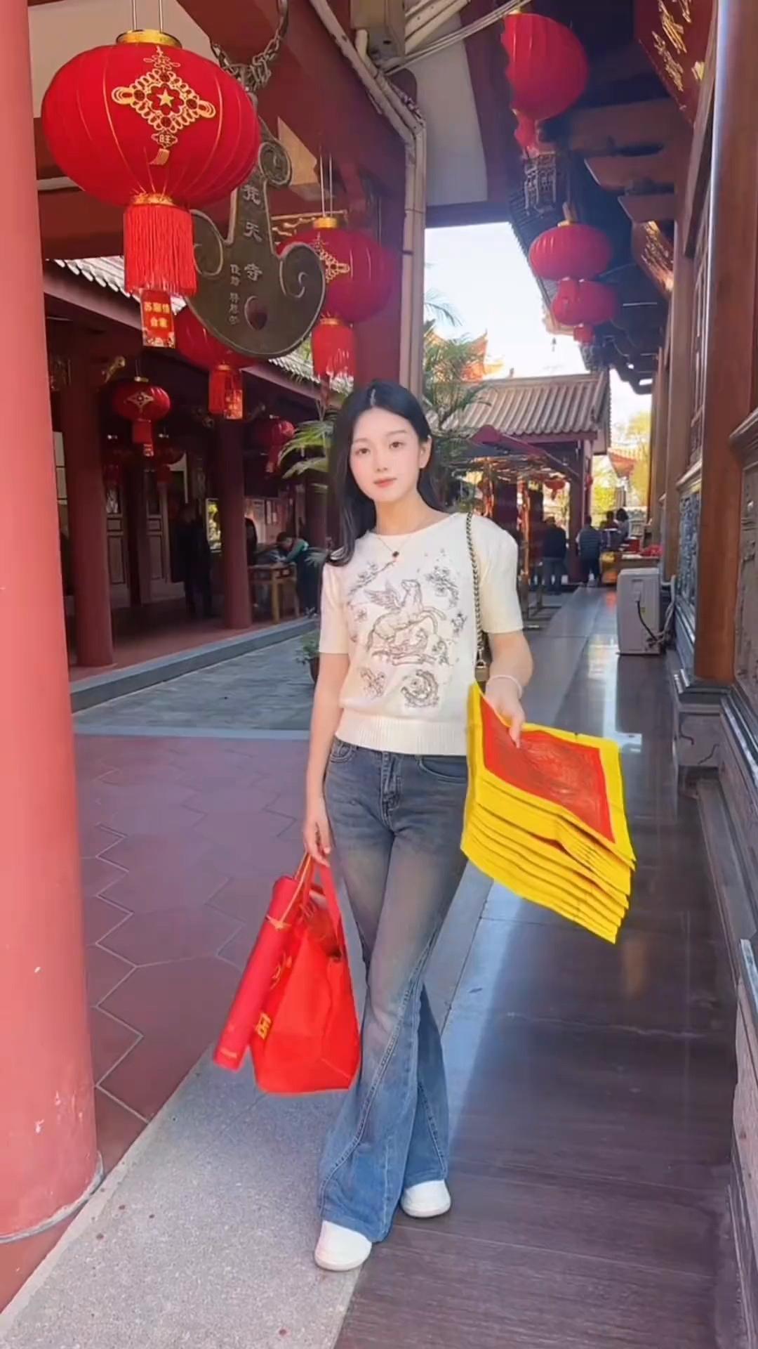 红灯笼映古巷，春意满人间。