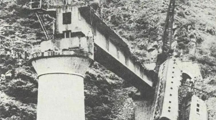1981年，一列火车在大渡河峡谷冲进了一座不存在的大桥，275人瞬间失踪，司机最