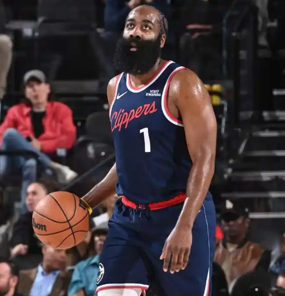 快船最大的问题是管理层不会搭配合理阵容，主教练鲈鱼没有攻防战术，也不会培养和使用